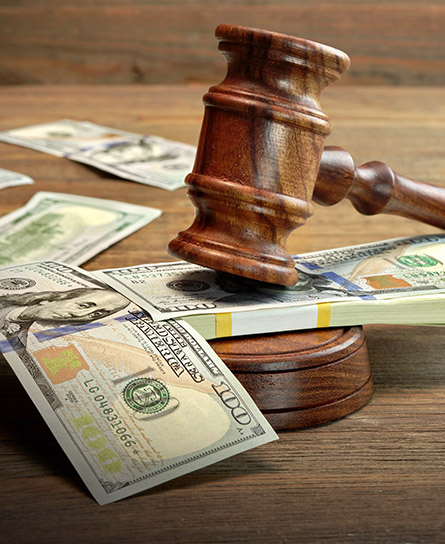Gavel y Dinero